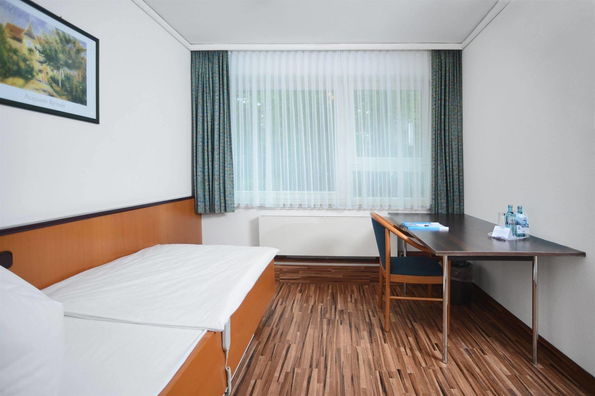 Airport & Seminarhotel Ной-Изенбург Экстерьер фото