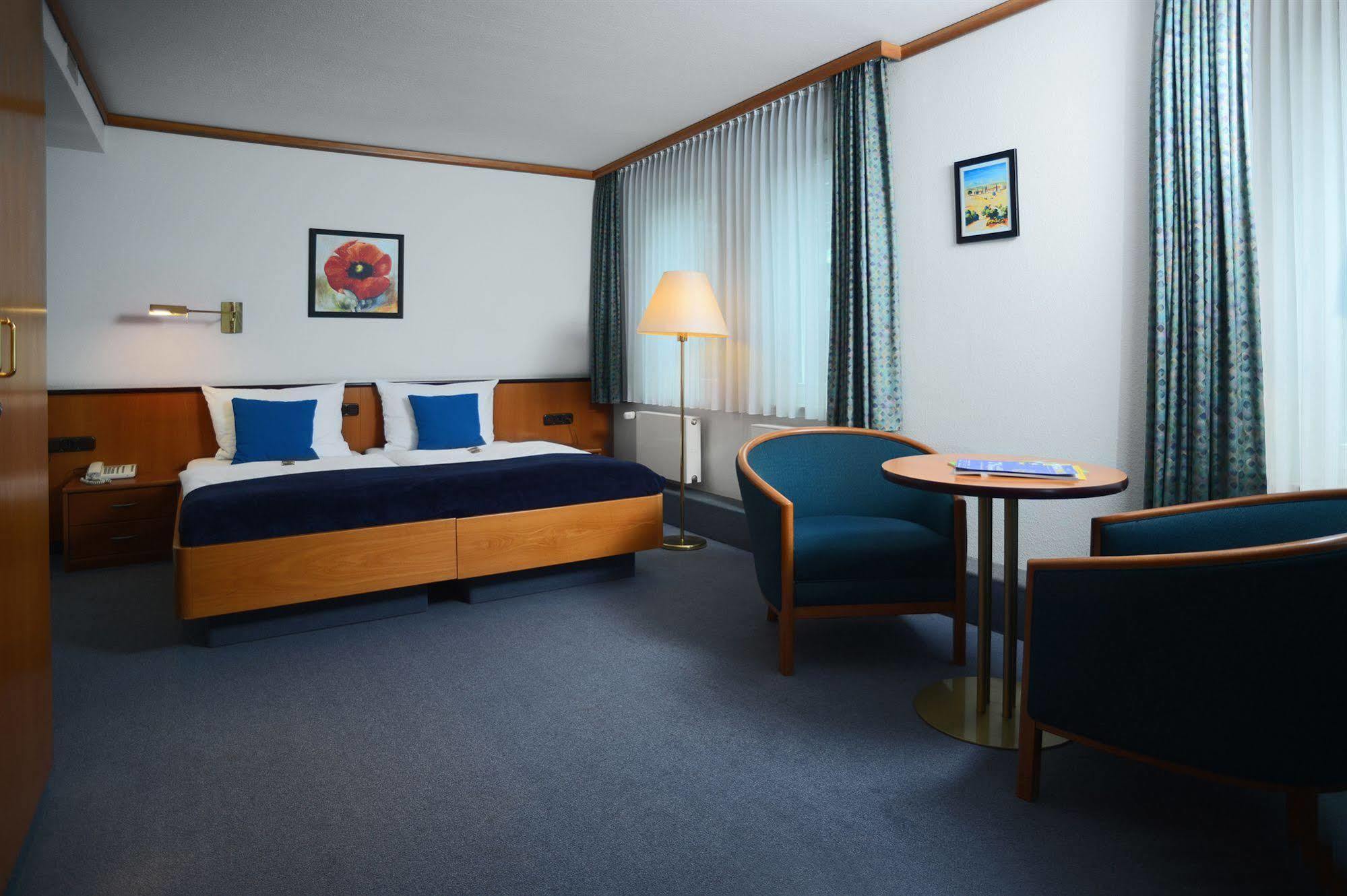 Airport & Seminarhotel Ной-Изенбург Экстерьер фото